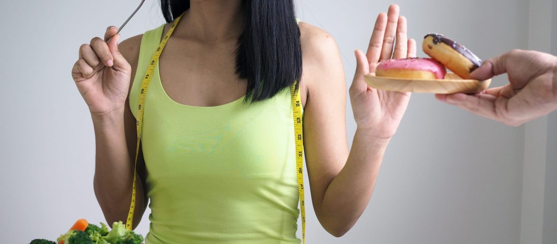 Women push dishes that are thought to be a mixture of fat trans fat. Lose weight do not eat flour